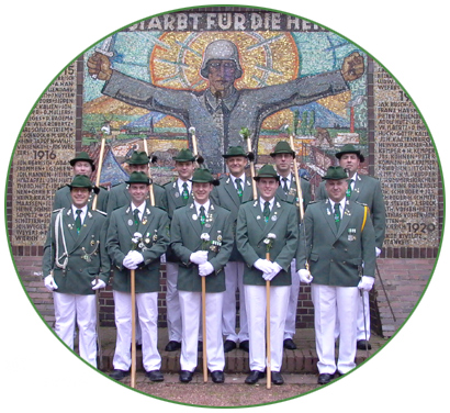 Die Jrn Wisse Boschte vor dem Kriegerdenkmal in Bttgen